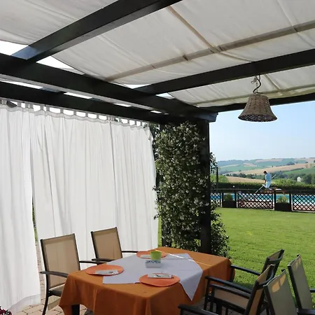 Spacious With Swimming Pool Cingoli